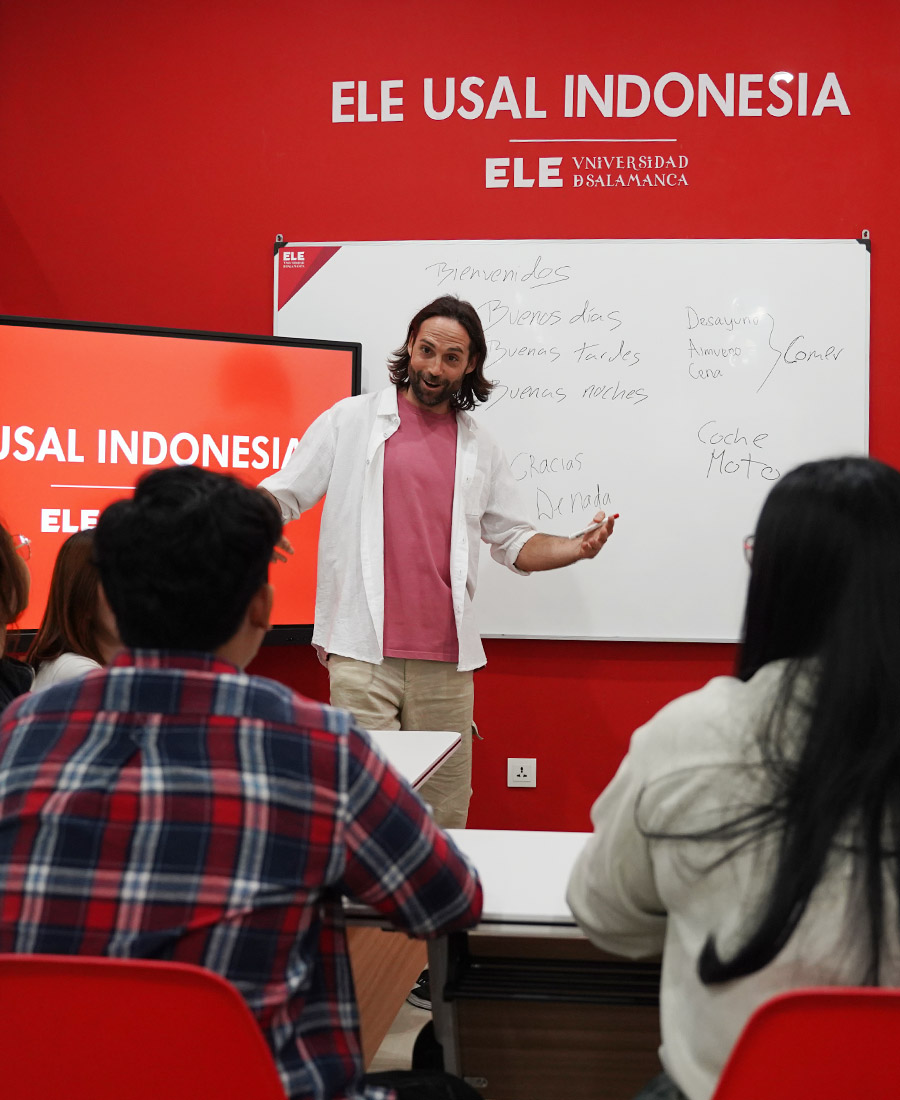 Interactive teacher-led Spanish discussion