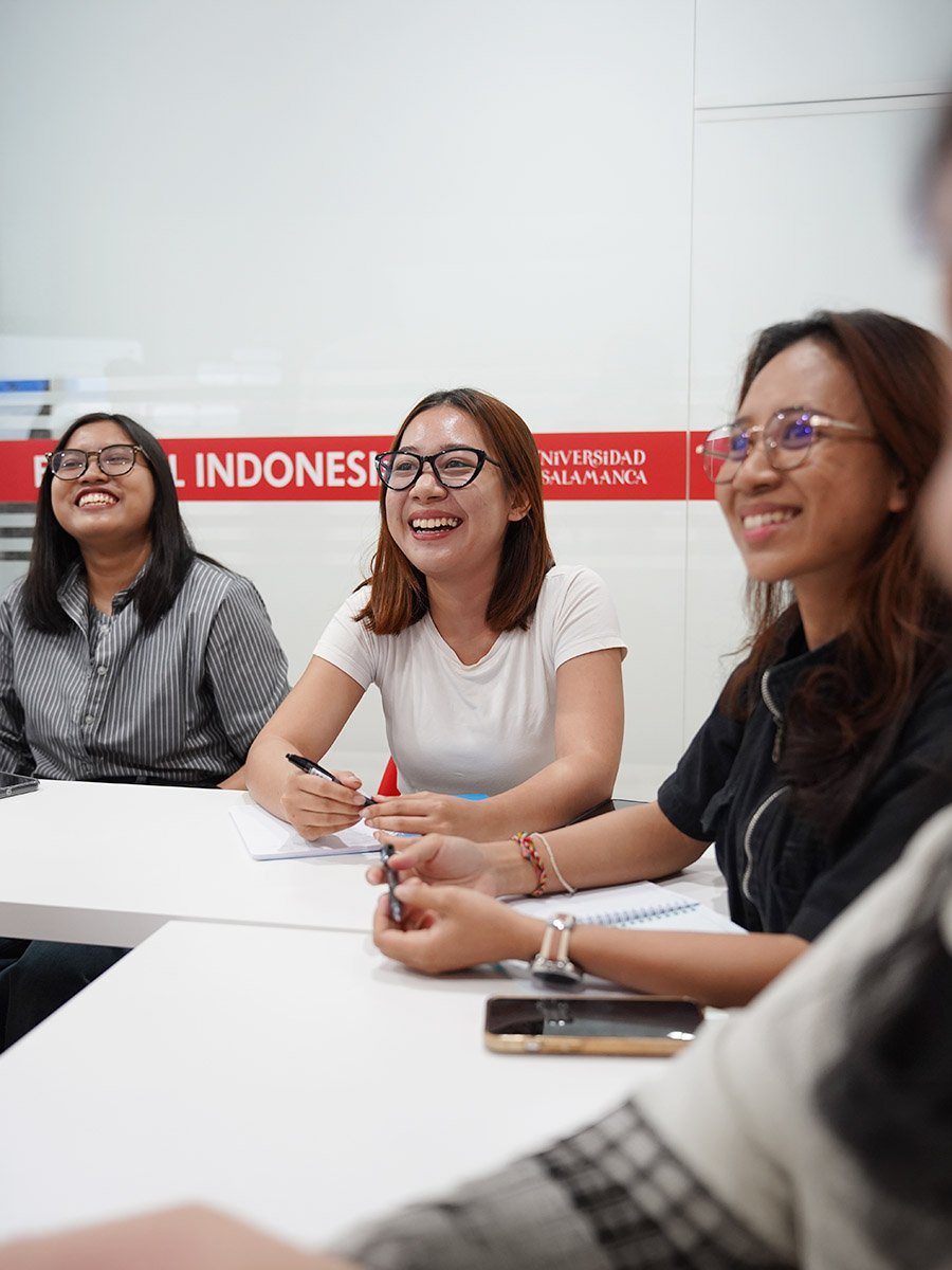 Adults learning beginner Spanish together at ELE USAL Indonesia