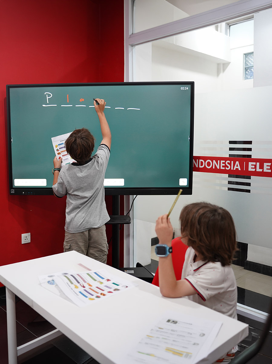 Children learning Spanish together in a welcoming classroom