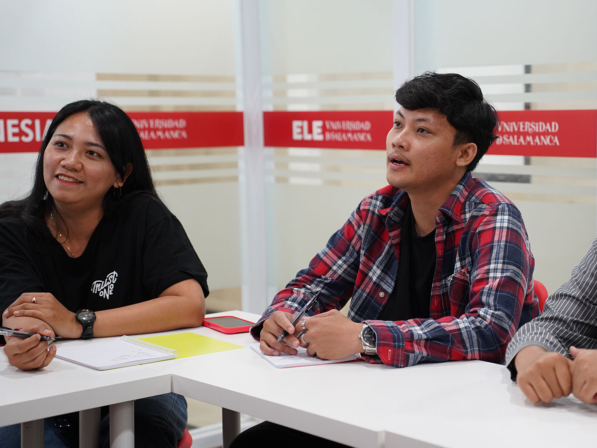 Tourism professionals practising Spanish guest service scenarios