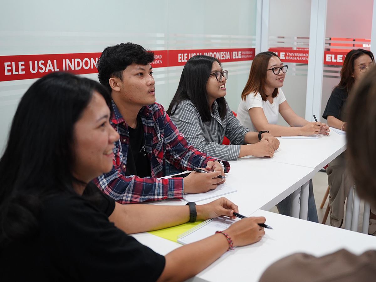 Students learning Spanish at ELE USAL Indonesia