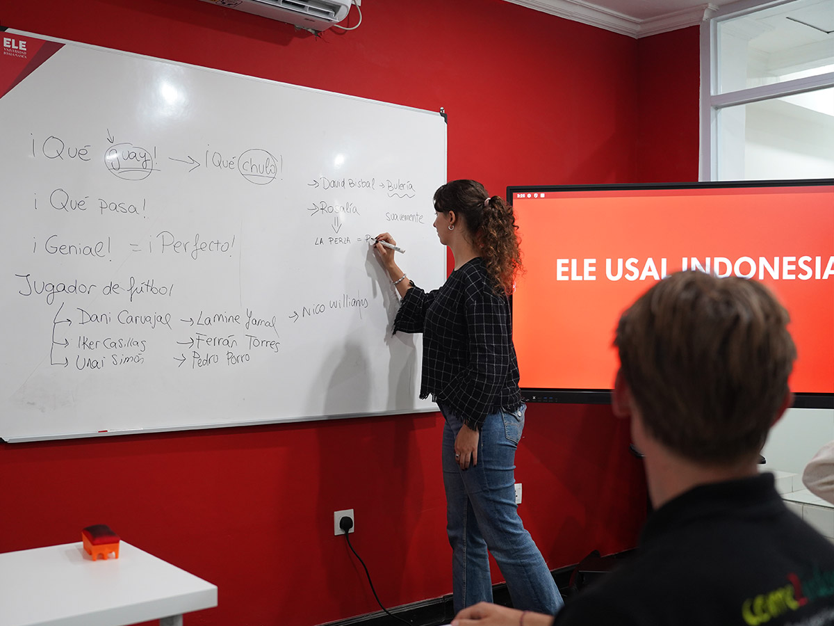 Spanish classroom activity at ELE USAL Indonesia